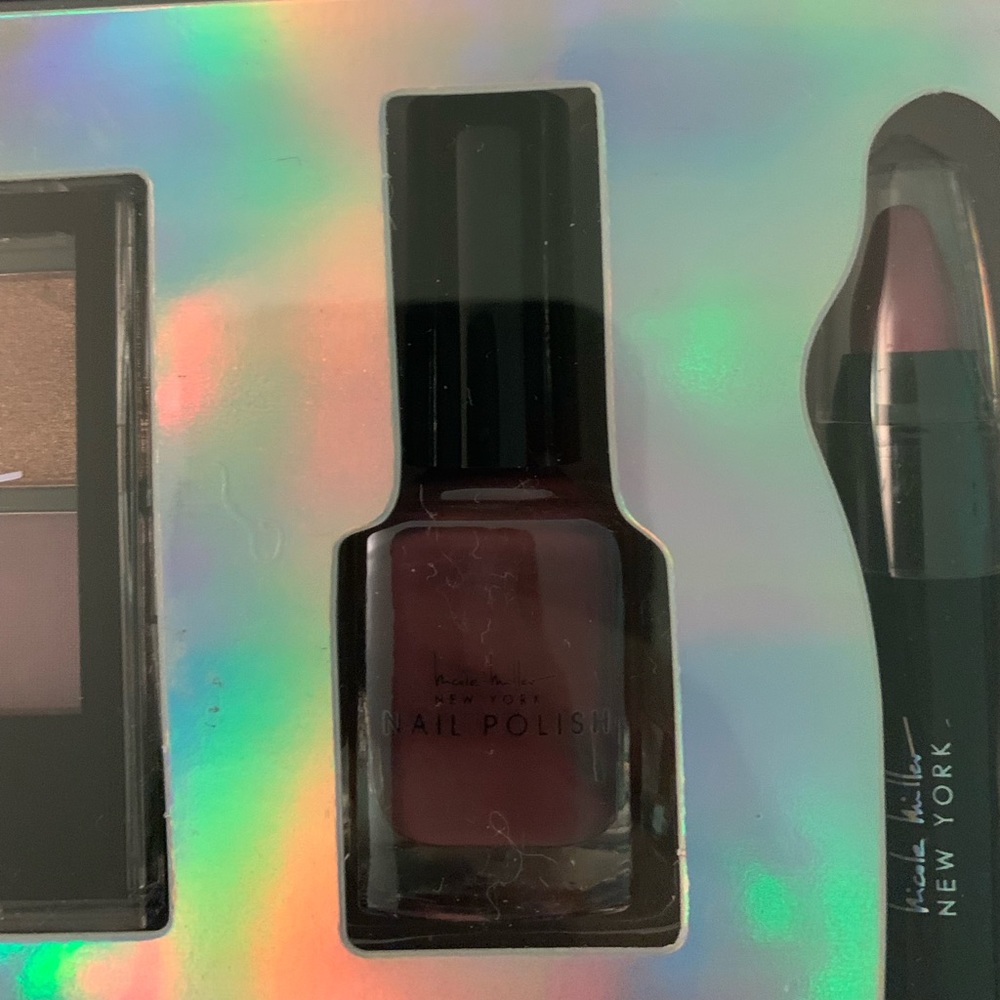 Nicole Miller Ultimate Cosmetic Collection - Picture 9 of 10